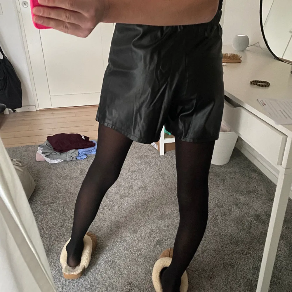 Säljer dessa jätte söta skin shorts som ser ut som en kjol, eftersom att jag rensar garderoben och de kommer inte till användning tyvärr 💖Pris kan alltid diskuteras och skriv innan tryck på köp nu! 🙏🏻. Shorts.