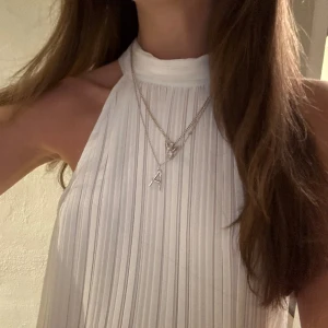 Topp - Vit topp från zara, prislappen är kvar aldrig använd💕storlek m, men skulle säga att den passar oxå!