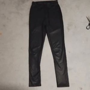 Skitsköna skinnbyxor - Skitsköna skinnbyxor från MadLady. Använda ett par gånger, mjuka och stretchiga. Glänser lite. Alla kläder jag säljer tvättas såklart innan leverans, frakt kostar inte och kan även gå med på prissänkning om de behövs:)