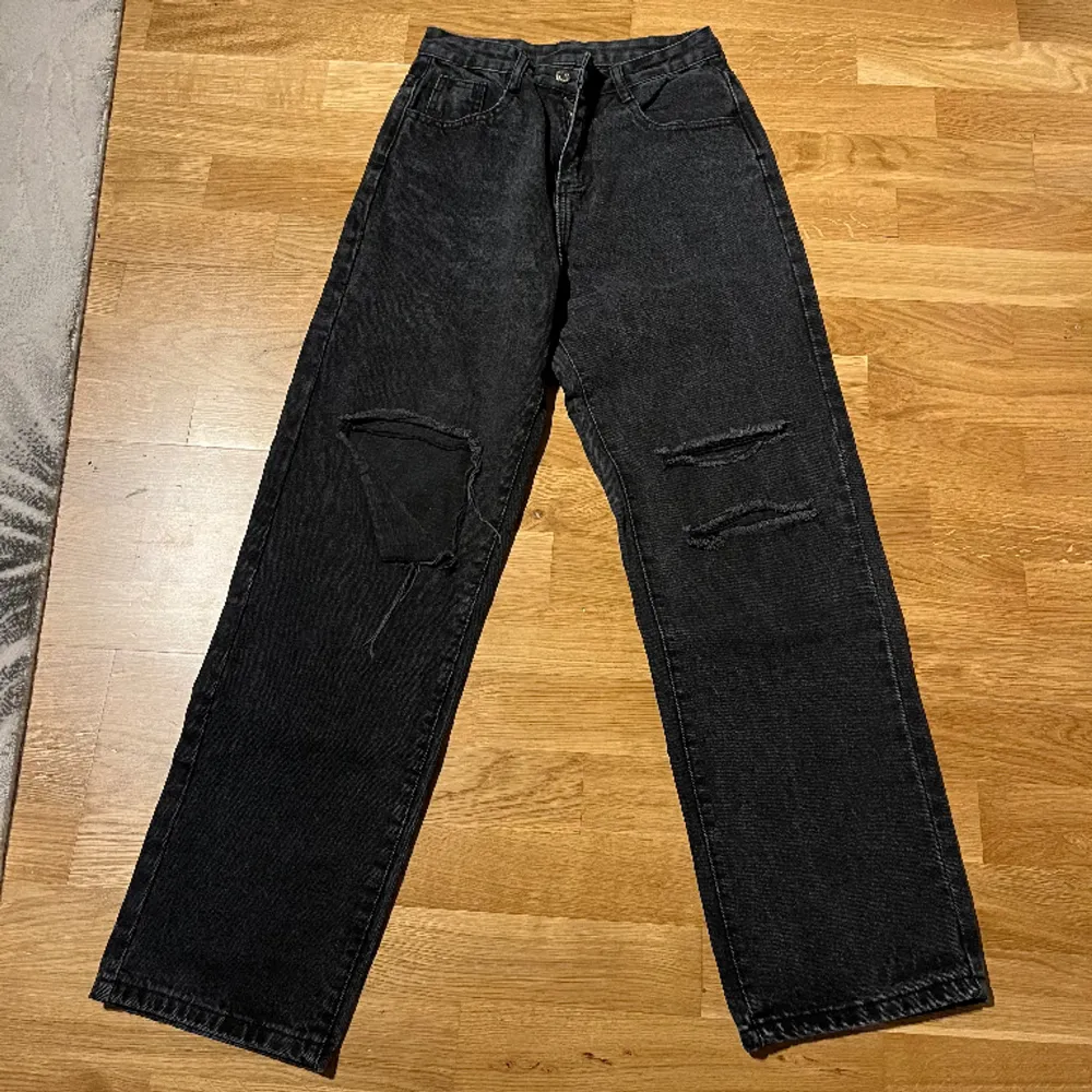 Raka jeans från shein väldigt sköna och är storlek S använd 2-3 gånger färgen har tvättats ut lite. Jeans & Byxor.