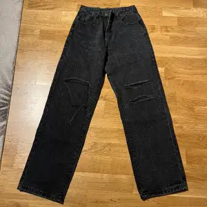 Raka jeans från shein väldigt sköna och är storlek S använd 2-3 gånger färgen har tvättats ut lite