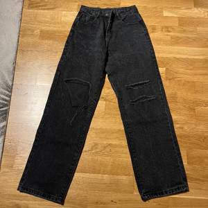 Raka jeans från shein väldigt sköna och är storlek S använd 2-3 gånger färgen har tvättats ut lite