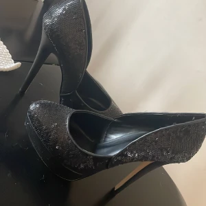 Klacksko  - Inköpta från Nelly, använda 1 gång inomhus.