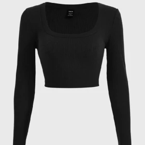 Svart långärmad tröja - Den sticks lite men stör ej så mycket. Svart långärmad tröja. Storlek M men passar nog S lite bättre. Står inte för frakten och de är ingen retur❤️