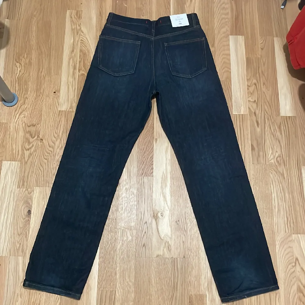Helt nya och oanvända mörkblåa jeans från Zara.  Anledning - fel storlek.. Jeans & Byxor.