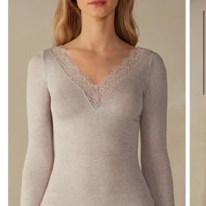 Intimissmi tröja!!! Säljs nu 💕💕 - Jag köpte denna intimismi tröja för 449kr 2 veckor sen, tycker denne jätte fin och perfekt för våren. Storleken är m men passar mig perfekt som xs kanske lite stort men ändå skulle de passa alla. Skriv för fler bilder. Och frakten står ni för ❤️❤️❤️❤️