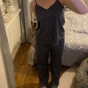 Pyjamasset - Säljer detta mysiga och gulliga pyjamasset i satin. Spets vid nedre kanterna på både linnet och byxorna☺️