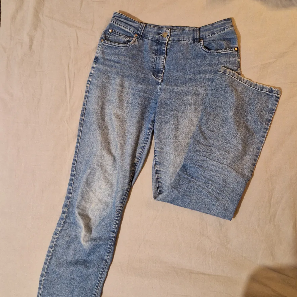 Väldigt mjukt och tunnt material som ej känns som jeans. Är 173cm + brukar bära 38 å de är för korta för mig. Står (storlek??) 10 i byxorna - kan mäta midjan om det önskas! Köpta secondhand men knappt använda. Jeans & Byxor.