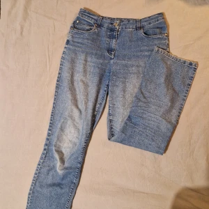 High/midwaist fellahamilton jeans - Väldigt mjukt och tunnt material som ej känns som jeans. Är 173cm + brukar bära 38 å de är för korta för mig. Står (storlek??) 10 i byxorna - kan mäta midjan om det önskas! Köpta secondhand men knappt använda