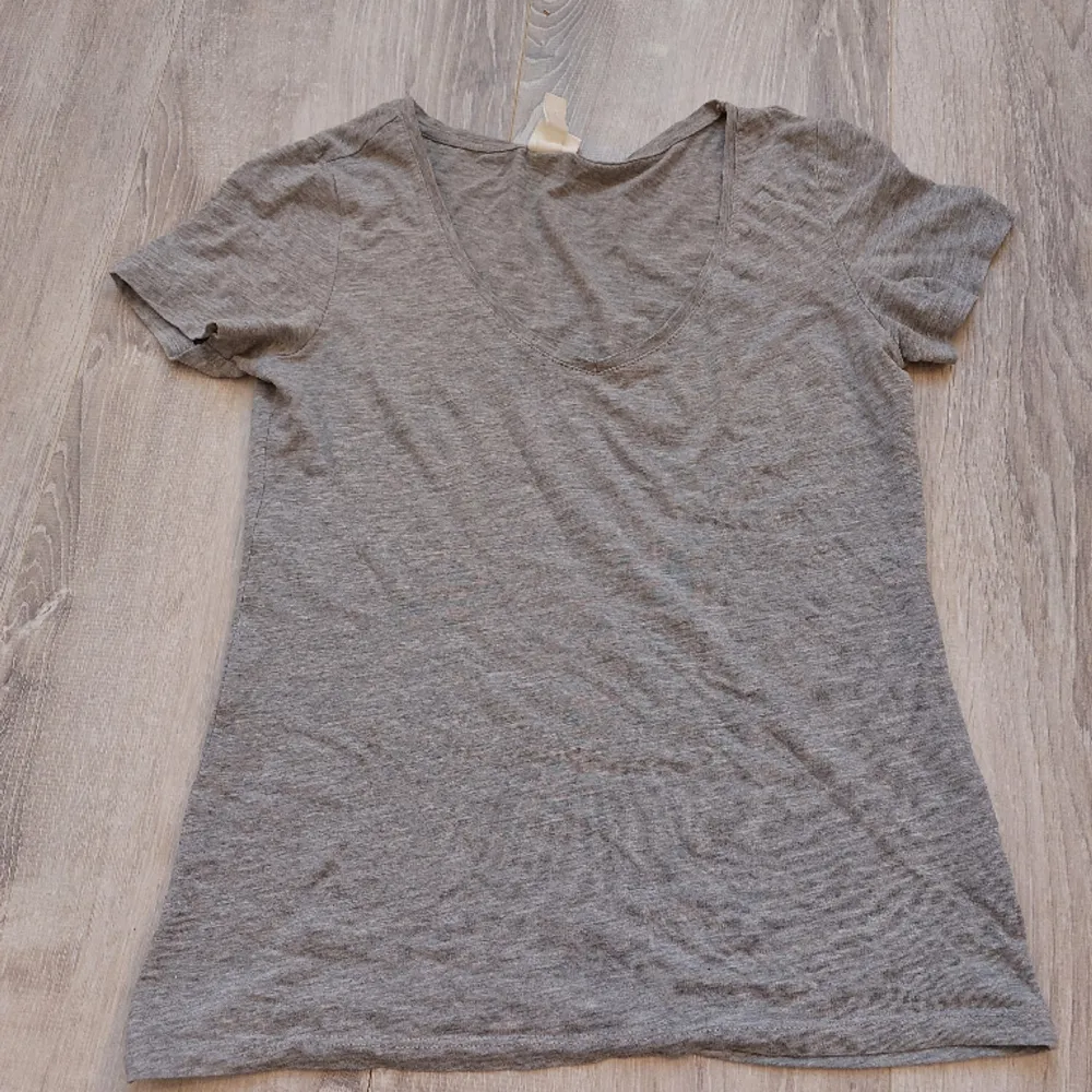 En grå mjuk t shirt från H&M i stl S. I nyskick skulle jag säga. 20kr+frakt, skriv priv vid intresse eller frågor🫶🏼. T-shirts.