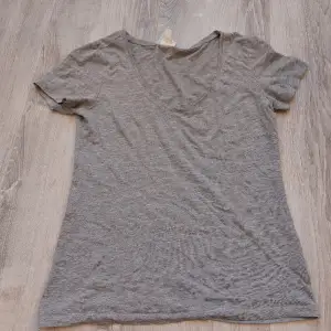 En grå mjuk t shirt från H&M i stl S. I nyskick skulle jag säga. 10kr+frakt, skriv priv vid intresse eller frågor🫶🏼