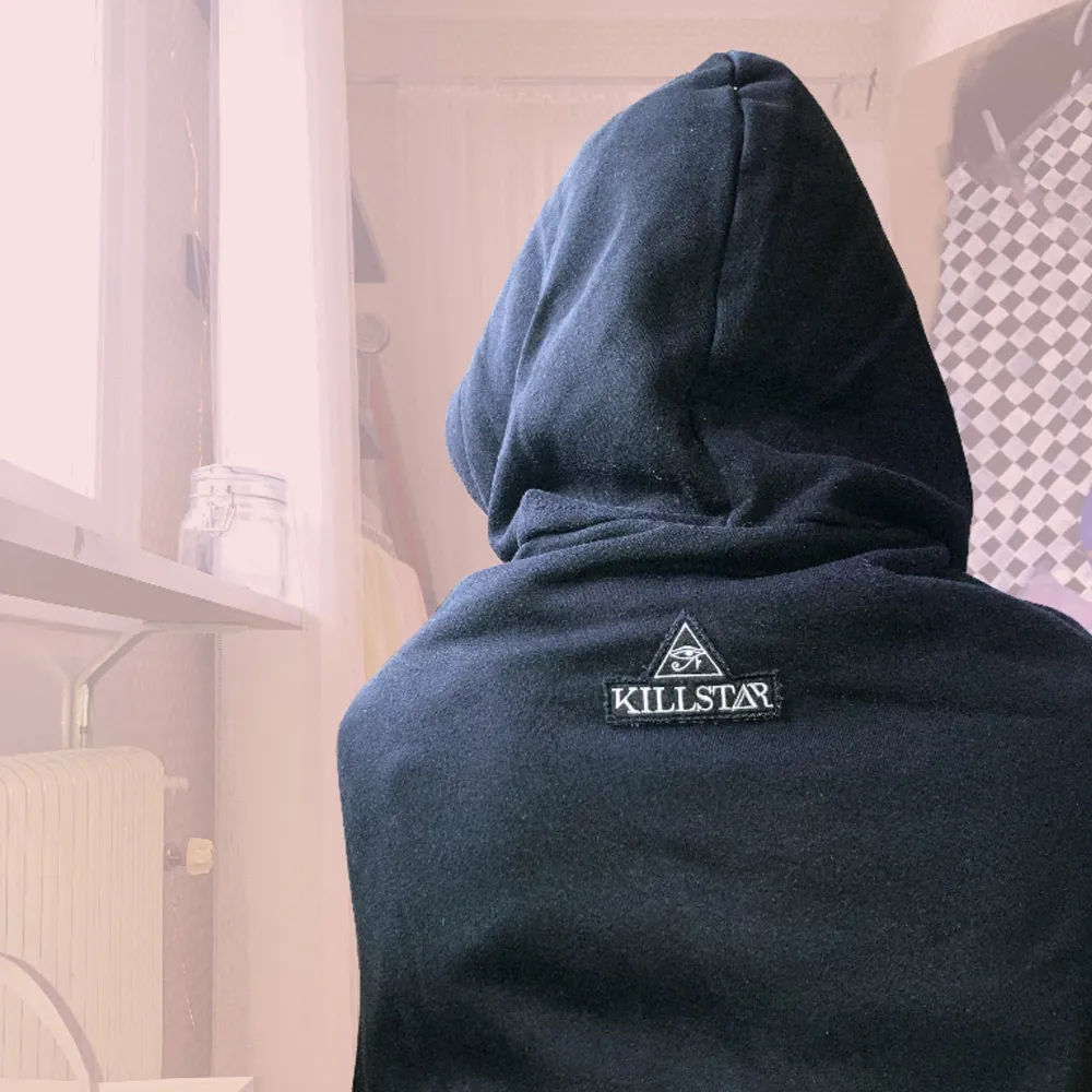 Stor och mysig svart hoodie från killstar. Ordentligt stor luva och tumhål på ärmarna. Den har fickor i sidorna och är lite längre i bak 💕. Hoodies.