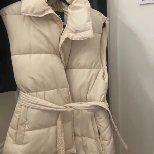 Beige väst bikbok  - Väldigt fint skick då jag inte använt den så mkt!