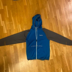 Everest tröja i storlek M - Jag säljer en Everest dragkedjetröja i storlek M. Tröjan är i bra kvalite, inga skador. Dragkedjan funkar fint 