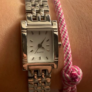 Armbandsklocka - Supersnygg armbandsklocka! Själva klockan funkar tyvärr inte men jättefin som armband! använd 2 gånger max. 
