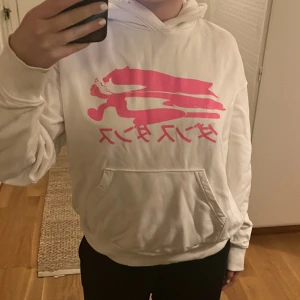 Hoodie med tryck - Vit hoodie med tryck från Weekday i strl XS som inte kommer till användning längre! Jag har vanligtvis strl S/M och den passar på mig!❣️