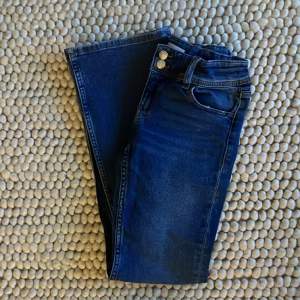 Säljer mina blåa bootcut jeans från young Gina då dem tyvärr inte kommer till användning. Dem är helt oanvända och är därför i perfekt skick. Skriv för fler bilder!