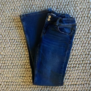 Bootcut jeans - Säljer mina blåa bootcut jeans från young Gina då dem tyvärr inte kommer till användning. Dem är helt oanvända och är därför i perfekt skick. Skriv för fler bilder!