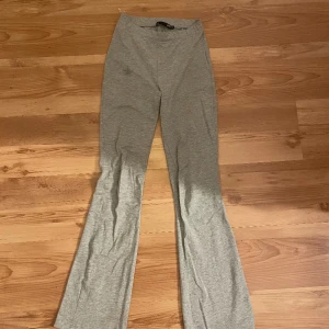 Utsvängda byxor - Köp båda dessa för 50kr. Använt några gånger. Super fina. 🩷