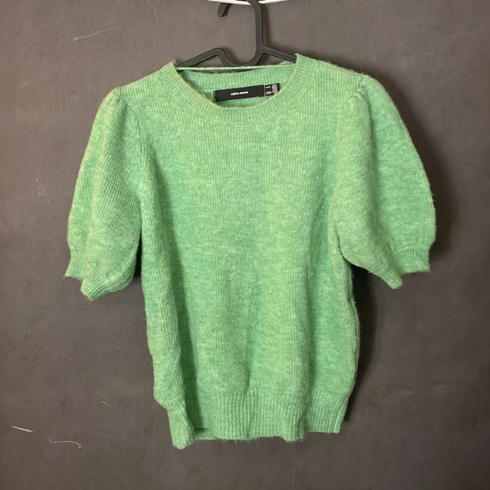 Supersnygg stickad grön tröja från Vera Moda. Super trendig och passar perfekt alla årstider. Inga defekter, använd fåtal gånger. . Stickat.