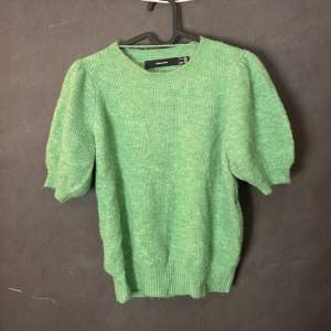 Supersnygg stickad grön tröja från Vera Moda. Super trendig och passar perfekt alla årstider. Inga defekter, använd fåtal gånger. 