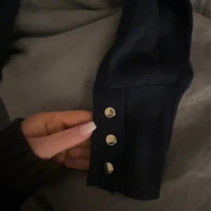 Mörkblå tröja!! - Säljer denna fina tröja från Lindex, nästan aldrig använd o säljer för att den aldrig kommer till användning💗🥰