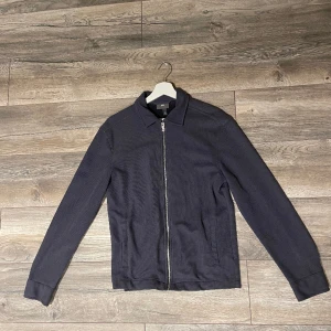 HM Zip tröja - Säljer min hm tröja som är en hel zip! Riktigt fräsch och snygg att ha på sig Cond 8/10 Sitter som en S/M