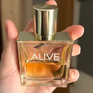 Supergod parfym från Hugo boss ”Alive” 😍 luktar mysigt, vanilj och lite fruktigt/godis. Nypris ca 680kr och jag har använt runt halva flaskan så ca 15 ml kvar! 