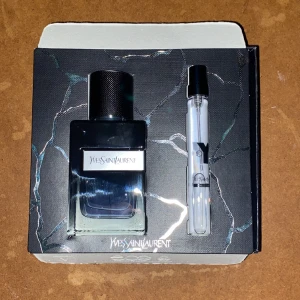Ysl edp 60ml set oanvänd nypris 1200 - Oanvänd ysl. Anledningen till att jag säljer denna i nyskick (1 dag gammal) och oanvänd var för att jag köpte fel typ, jag ville egentligen ha ysl edp intensly men jag sparade inte kvittot och öppnade paketet så jag säljer den för billigare istället.
