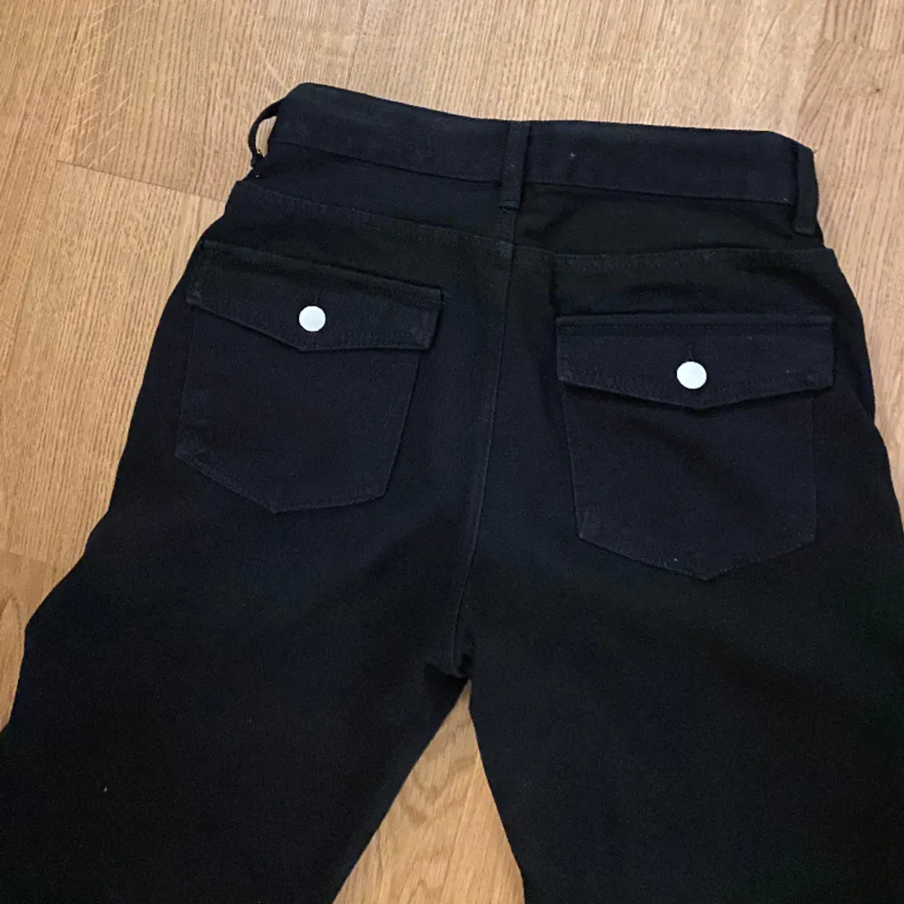 Svarta jeans med fina fickor som aldrig är använda💓. Jeans & Byxor.