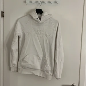 Peak performance hoddie  - Tända lite i garderoben o denna behöver jag inte längre. Hel o fin inga skador på den. 