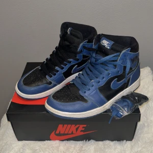 Jordan 1  High  - Hej Säljer ett par jordan 1 high eftersom dem är till användning längre, de är använda ett par gånger men har ej försökt tvätta det så det går och fixa till de lite mer, köpta på footlocker för 2500