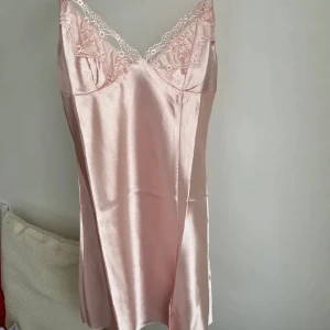 Nattlinne med spets satin/slip dress - Rosa nattlinne i satin med spets på, passar S-M, köpt vintage. Kan även användas som en jättefin vanlig klänning på sommaren då den inte är genomskinlig ✨