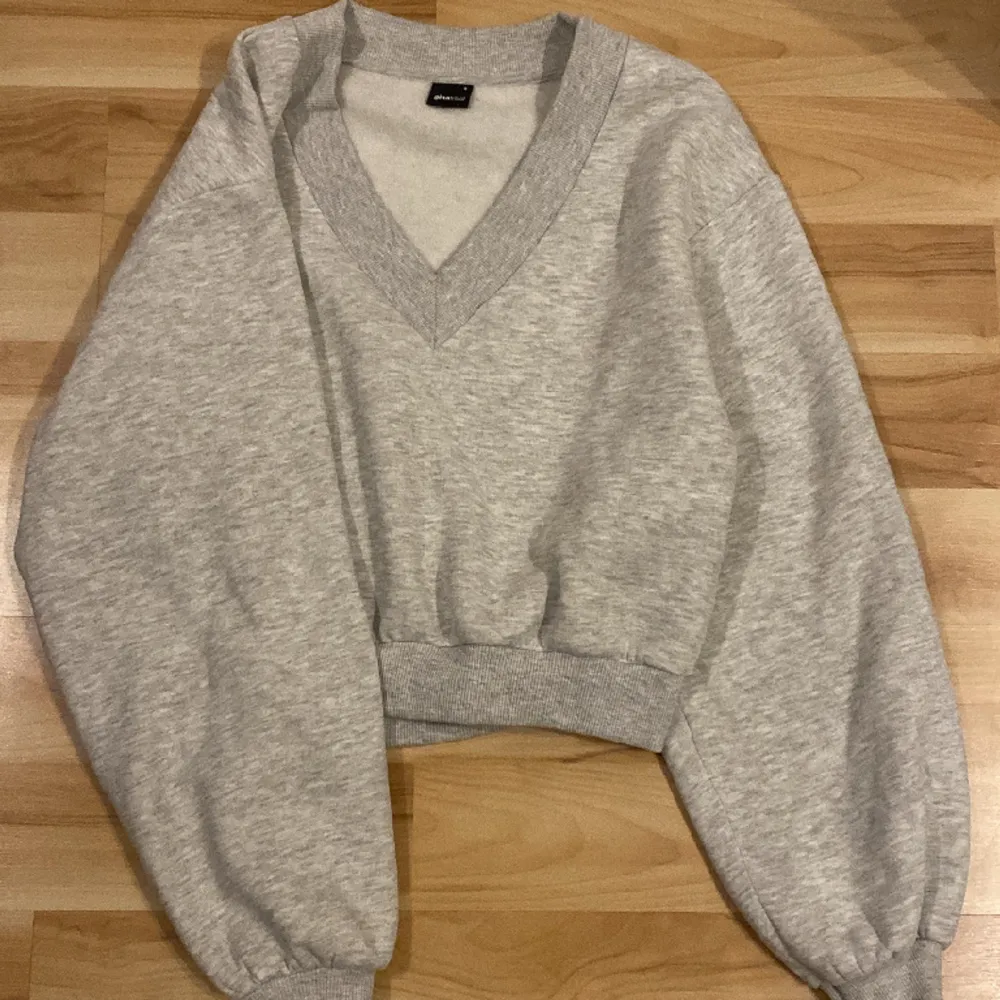 JÄTTESKÖN  tröja från Gina tricot. Mysigt tyg på insidan och endast testad. Den var en julklapp, men inget för mig. Skriv vid frågor!. Hoodies.