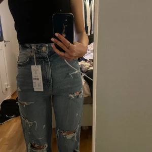 gina jeans - Jeans från ginatricot, aldrig använda då de inte sitter så bra i längden, prislapp sitter kvar. Nypris 549kr🫶🏻