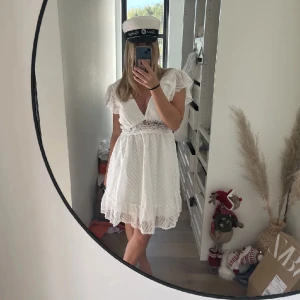 Studentklänning - Jättefin studentklänning som är helt ny och oanvänd då jag valde en annan 🤍 Nypris 84€ på hellomolly