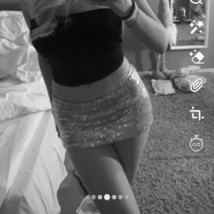 Glittrig kjol Gina tricot  - Säljer denna kjol för den är för liten för mig! Inga defekter bara testad❤️