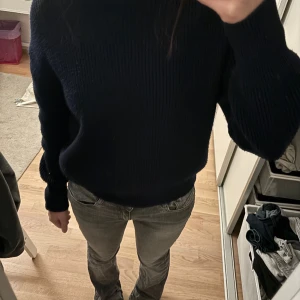 Mörkblå stickad tröja - En jätte snygg tröja som är lätt och styla. Ganska använd men i fint skick. Nypris 400kr.