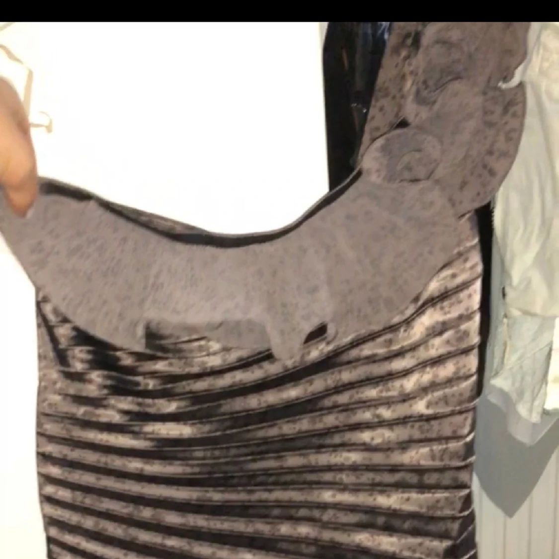 En Axel kort festklänning 