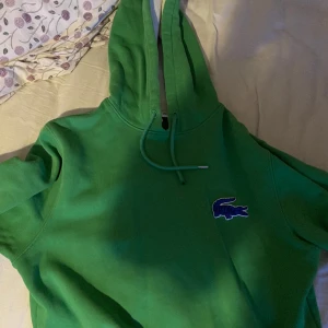 Lacoste grön hoodie  - Vill inte ha den längre så kan enkelt gå ner i pris, snabb affär, jätte bra kondition, storlek s