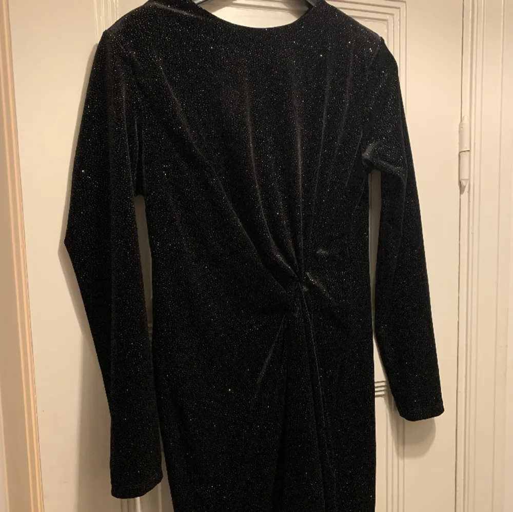 Black glitter dress with knot in front. Worn once so in very good condition. 🖤 Has shoulder pads.. Klänningar.