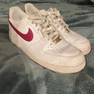 Airforce 1 - Endast använda en handfull gånger. Säljes endast då de var fel storlek. Fler bilder eller andra funderingar? Bara att skriva och fråga!🙌🏽