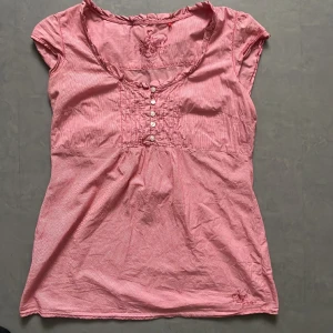 Söt topp - En jättesöt topp från esprit köpt second hand🤩 står ej storlek men skulle säga att den är M :)