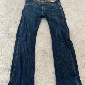 Vintage baggy lowwaist crossjeans raka ben - Innerben: 81 cm. Midjemått:43 cm. Ett par baggyfit jeans från märket cross! Raka i benen och går att ha både mid- och lowwaist! Passar både herr och dam. Vinatge men i fint skick. Passar dom flesta storlekar beroende på vilken dag passform man villha