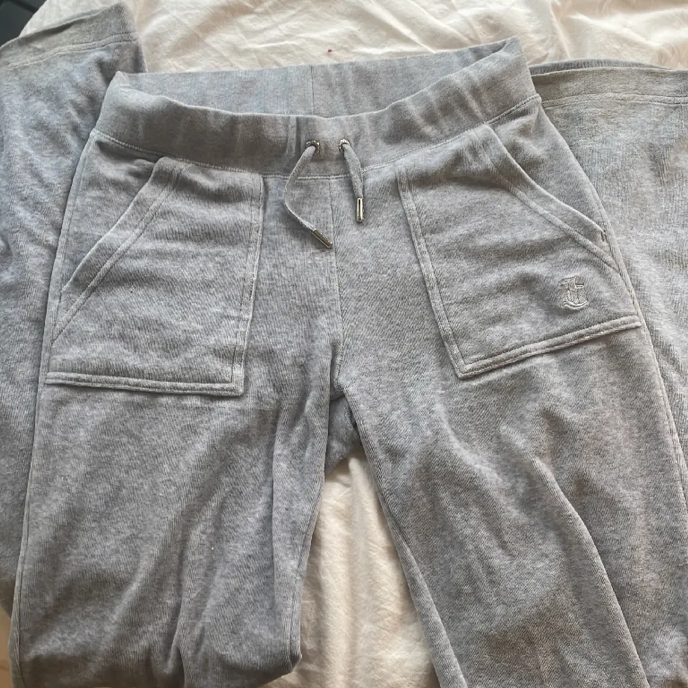 Säljer dessa snygga Juicy Couture classic velour byxorna i färgen grå❤️Dem är i mycket bra skick men har en liten missfärgning längst ned, menkommer ej till användning❤️pris kan diskuteras . Jeans & Byxor.