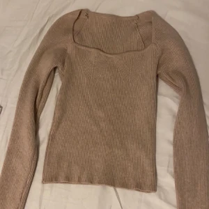 Beige urringad ribbad tröja - Säljer en urringad ribbad tröja i strl S från Shein! Säljer pga för liten!🤍 Helt oanvänd! Den är lite ljusare (mörk ljus på bilden) Väldigt skönt material och fin tröja! Säljer för 50kr!