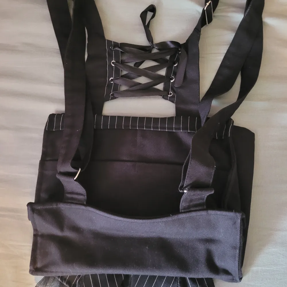 Gothic bow ryggsäck i perfekt skick från poizen industries! Meddela mig för fraktpris <3. Väskor.