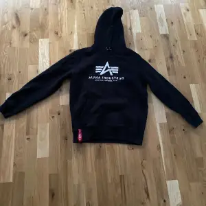 Alpha industries hoodie som passar bra på en, strlk medium