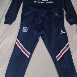 Paris Saint german dress - Paris Saint german dress jr storleken 170, passar 11 till 13 år i mycket bra. skick.