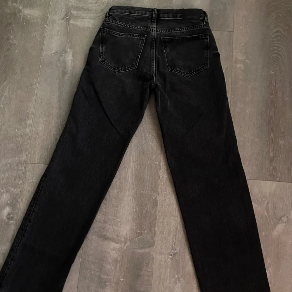 Säljer dessa jeans från Gina Tricot, pga att de blivit för små 💖 Använda fåtal gånger. Pris kan diskuteras. Jeans & Byxor.